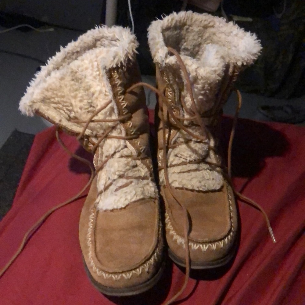 The sak moccasin boots.